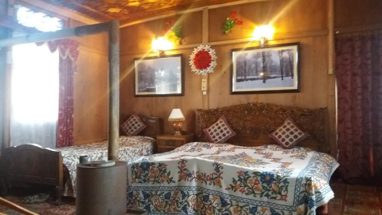 Heritage Geneva House Boat Srīnagar Esterno foto