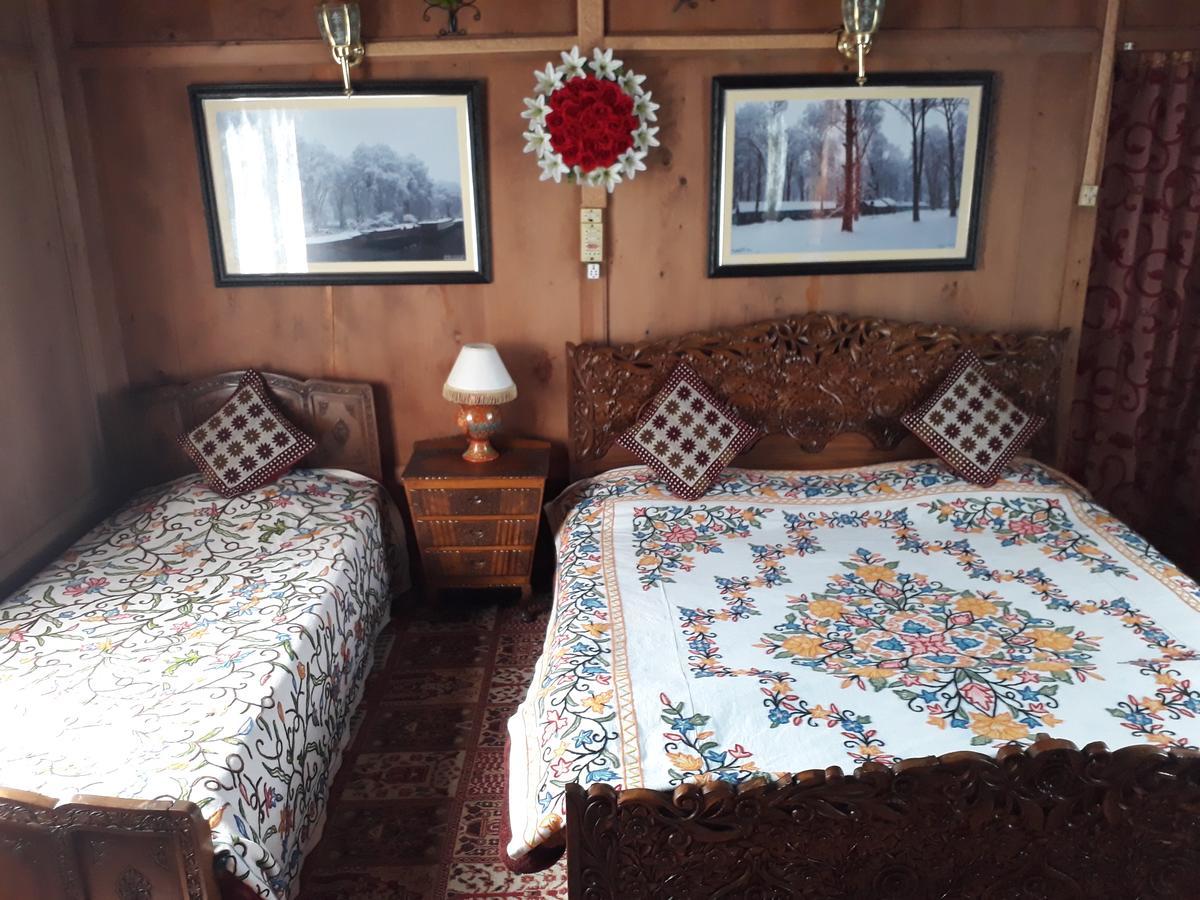 Heritage Geneva House Boat Srīnagar Esterno foto
